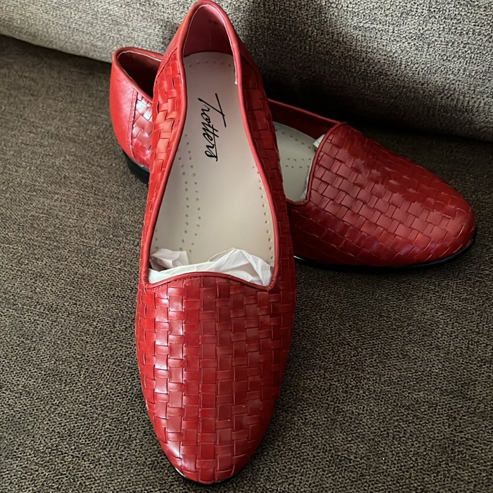 NEW Trotters Women's Liz Loafers Red